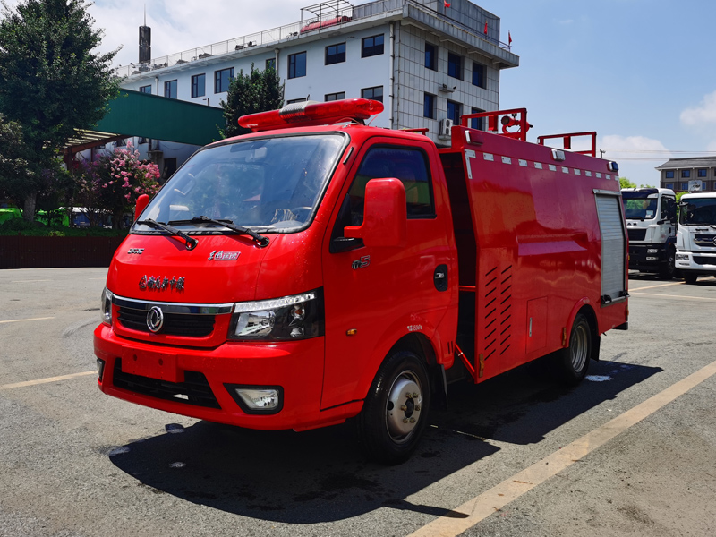 藍(lán)牌東風(fēng)途逸1噸水罐消防車