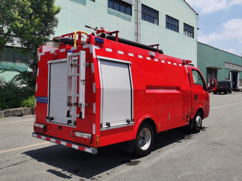 藍(lán)牌東風(fēng)途逸1噸水罐消防車