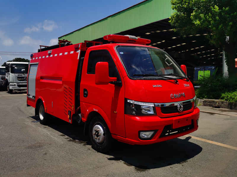 藍(lán)牌東風(fēng)途逸1噸水罐消防車