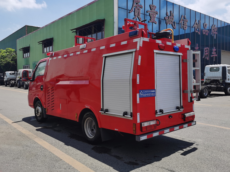 藍(lán)牌東風(fēng)途逸1噸水罐消防車