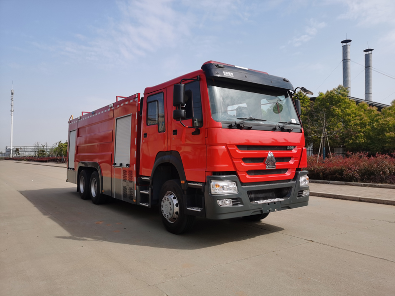 國三重汽豪沃12噸水罐消防車