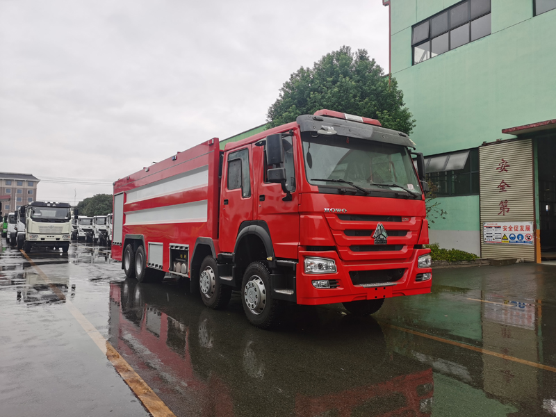 國三重汽豪沃25噸水罐消防車