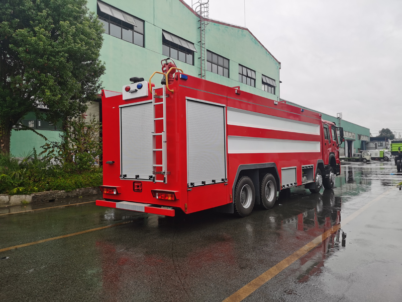 國三重汽豪沃25噸水罐消防車