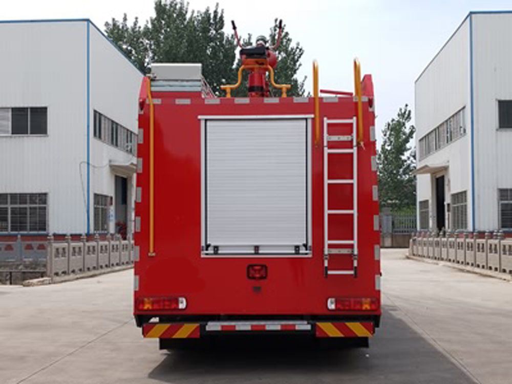 重汽6噸四驅(qū)消防車
