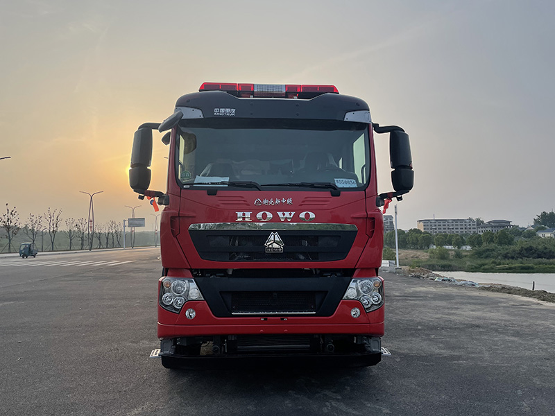 重汽豪沃17噸水罐消防車