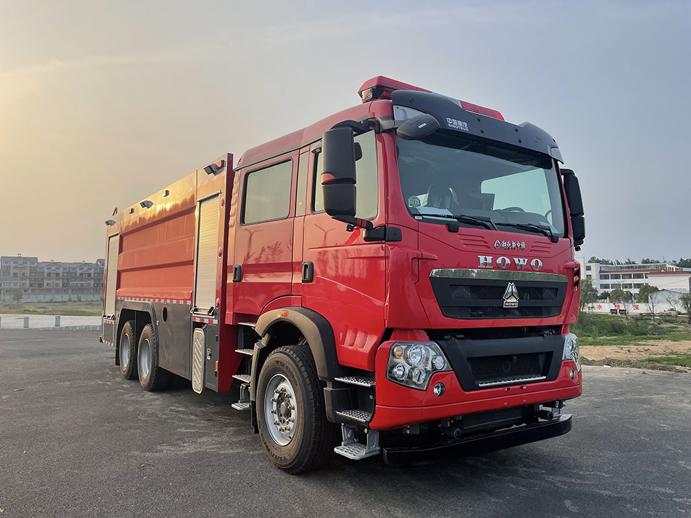 重汽豪沃17噸水罐消防車