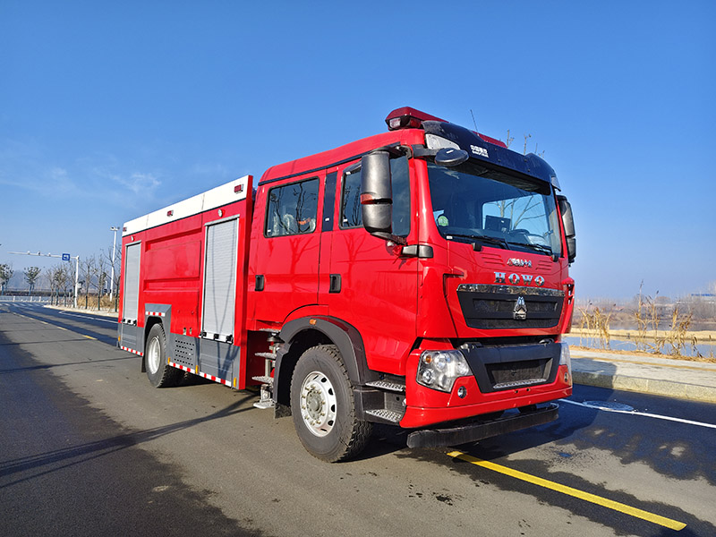重汽豪沃8噸水罐消防車