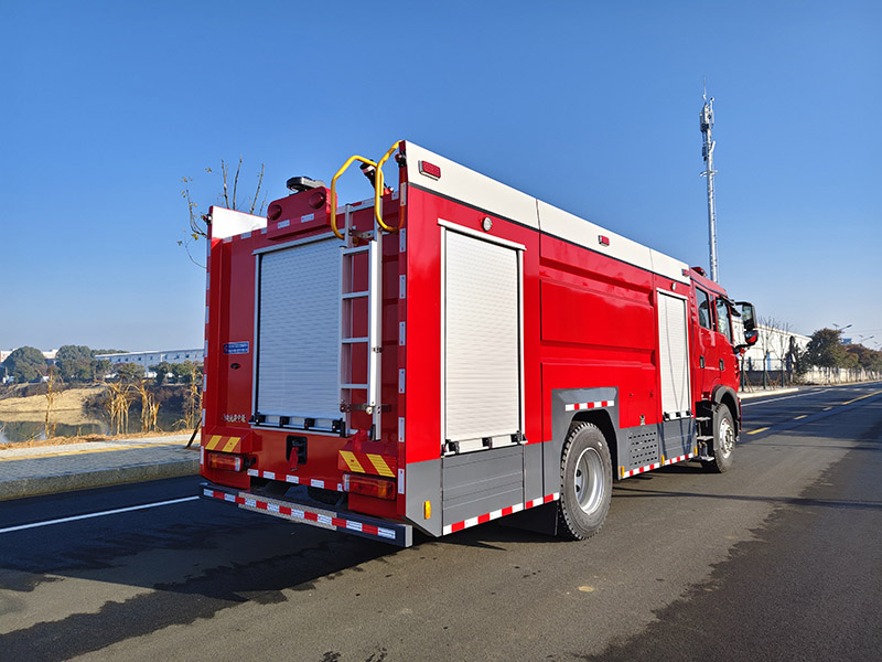 重汽豪沃8噸水罐消防車